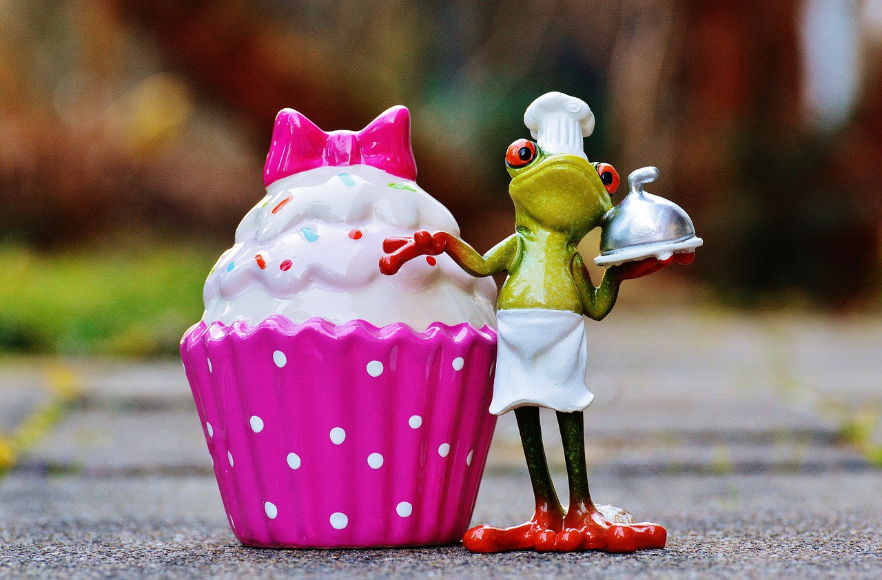 Baker Froggy Presenting A Fresh Cupcake